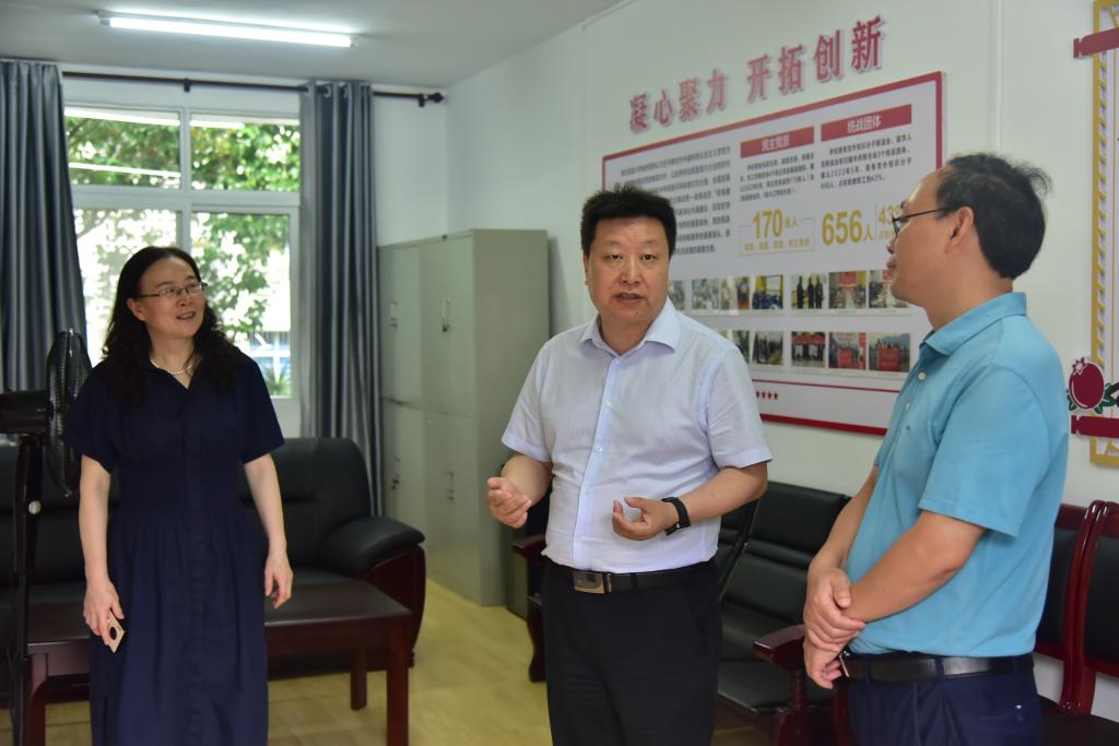 [动态]省侨联副主席谭必恩到Beat365调研基层侨联组织建设工作