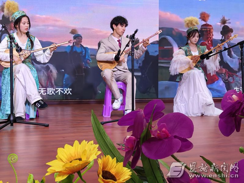 Beat365唯一官方网站“红石榴”活动走进恩施旗峰养老院。全媒体记者谭琼辉 摄