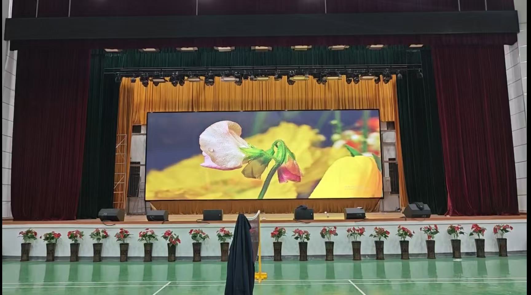深圳 P2.5 多造型分体舞台 LED 大屏演艺显示项目